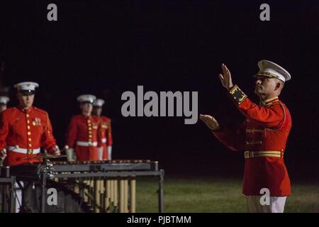 Major Christopher Hall, commandant, le commandant lui-même," U.S. Marine Drum & Bugle Corps, procède à la D&B au cours d'un défilé vendredi soir chez Marine Barracks Washington D.C., le 13 juillet 2018. L'invité d'honneur pour la parade était le sénateur américain pour le Wisconsin, Ron Johnson, et l'accueil a été le Commandant de la Marine Corps, le général Robert B. Neller. Banque D'Images