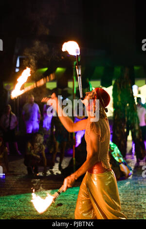 Dama de trapos Fire performance artistes de rue, homme sans chemise jouant avec le feu dans les rues sur social ville événement. Performances en cas d'incendie. Artistes de rue. Banque D'Images