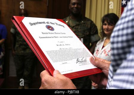 MCLB Albany Directeur exécutif Kent Morrison lit la citation pour la Médaille du Service civil, qui a présenté à la main-d'Sendy Directeur Potts. Le Colonel Commandant Alphonso reconnu Mme Potts Trimble pour son rendement exceptionnel de devoir tout en servant en tant que responsable de l'installation du Corps des marines Programme de partenariat. Banque D'Images