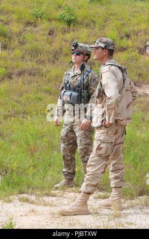 Le sergent-major de la Force aérienne. Julien Green Ryan (à gauche), 548ème escadron d'instruction au combat, et le lieutenant-colonel Anis Lamouchi de l'armée tunisienne garder les yeux sur l'horizon après la prise de contact avec un A29 au cours de close air support formation au JRTC zone formation (la boîte) 3 juillet. Banque D'Images