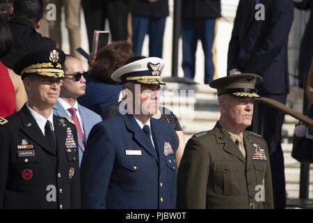 (De gauche ) le général de l'Armée de Daniel R. Hokanson, Vice-chef du Bureau de la Garde nationale, la Garde côtière Commandant Adm. Karl L. Schultz, et Marine Corps général Joe Dunford, président des chefs d'état-major de l'Armée tous les honneurs d'observer un Wreath-Laying Cérémonie au cimetière national d'Arlington, Arlington, Virginie, le 16 juillet 2018. La gerbe a été pour commémorer le 74e anniversaire de la libération de Guam et la bataille pour les îles Mariannes du Nord. La Garde côtière américaine Banque D'Images