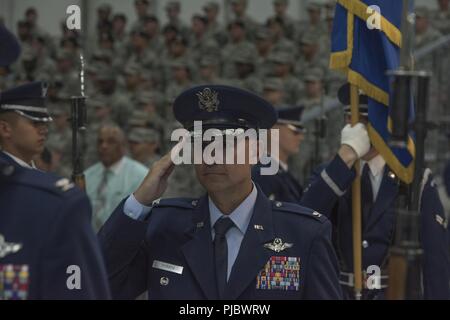 Le colonel Andrew M. Purath, 11e Escadre et joint Base Andrews Commandant, salue comme il marche au cours d'une cérémonie de passation de commandement sur JBA, Md., 10 juillet 2018. Purath a pris le commandement du colonel E. John Teichert et est maintenant responsable pour les militaires et des opérations de soutien dans la région de la capitale nationale. Banque D'Images