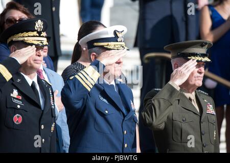 U.S. Marine Corps général Joe Dunford, droite, chef de l'état-major interarmées ; U.S. Coast Guard Adm. Karl L. Schultz, Commandant de la Garde côtière ; et le lieutenant général de l'armée américaine Daniel R. Hokanson, Vice-chef du Bureau de la Garde nationale, de rendre honneur au cours d'une armée tous les honneurs une cérémonie de dépôt de gerbes au cimetière national d'Arlington, Arlington, Va., le 16 juillet 2018. La cérémonie de dépôt de gerbes sur la Tombe du Soldat inconnu en commémoration du 74ème anniversaire de la libération de Guam et la bataille pour les îles Mariannes du Nord. Banque D'Images