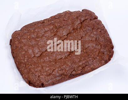 Tarte brownie cuit entier sur un morceau de papier sulfurisé, en vue d'en haut Banque D'Images