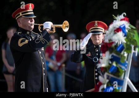 Une bande armée américaine (Pershing's Own) membre exécute pendant une armée tous les honneurs d'une gerbe sur la Tombe du Soldat inconnu au cimetière national d'Arlington, Arlington, Va. ; Juillet 16, 2018. La cérémonie de dépôt de gerbes sur la Tombe du Soldat inconnu en commémoration du 74ème anniversaire de la libération de Guam et la bataille pour les îles Mariannes du Nord. Banque D'Images