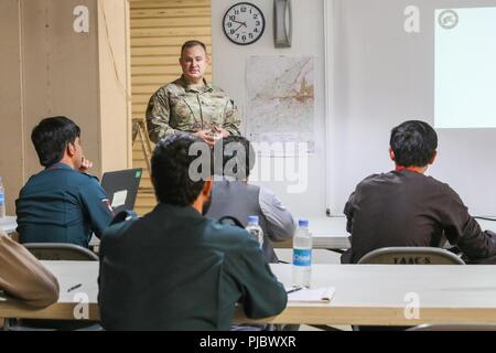 L'AÉRODROME DE KANDAHAR, Afghanistan (Juillet 17, 2018) -- 1er lieutenant Daniel D. Spencer, conseiller juridique affecté à la police et de l'Équipe consultative militaire pour former, conseiller et assister les Command-South, parle de droits civils aux officiers de la Police nationale afghane, le 17 juillet 2018, au cours d'un entretien et de rapports de traitement pour le PNA à l'aérodrome de Kandahar, Afghanistan. Le cours est donné par les membres du Comité consultatif de la Police Team pour former, conseiller et assister les Command-South pour aider à permettre aux Forces nationales de défense et de capacités de combat des forces de sécurité. Banque D'Images