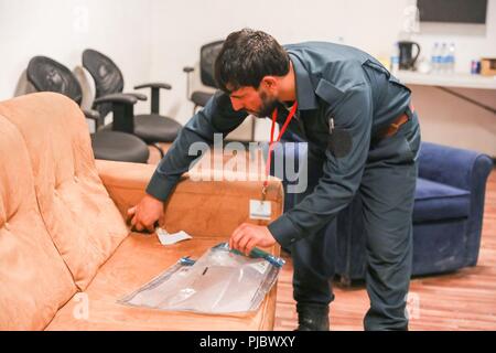 L'AÉRODROME DE KANDAHAR, Afghanistan (Juillet 17, 2018) -- Un officier de la Police nationale afghane recueille des données simulées, le 17 juillet 2018, au cours d'un exercice pratique pour une entrevue et de rapport en cours de l'aérodrome de Kandahar, Afghanistan. Le cours est donné aux officiers de la Police nationale afghane par les membres du Comité consultatif de la Police Team pour former, conseiller et assister les Command-South pour aider à permettre aux Forces nationales de défense et de sécurité des capacités de combat. Banque D'Images