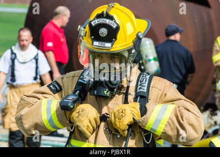 Les pompiers affectés au 139e Fire Services d'urgence, Missouri Air National Guard, une simulation de combat d'incendie d'aéronefs à Offutt Air Force Base, Neb., 16 juillet 2018. Les civils et les aviateurs ont mené un exercice de tir réel d'aéronefs dans le cadre de leur formation annuelle. Banque D'Images