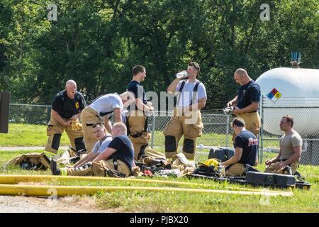 Les pompiers affectés au 139e Fire Services d'urgence, Missouri Air National Guard, une simulation de combat d'incendie d'aéronefs à Offutt Air Force Base, Neb., 16 juillet 2018. Les civils et les aviateurs ont mené un exercice de tir réel d'aéronefs dans le cadre de leur formation annuelle. Banque D'Images