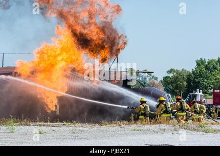 Les pompiers affectés au 139e Fire Services d'urgence, Missouri Air National Guard, une simulation de combat d'incendie d'aéronefs à Offutt Air Force Base, Neb., 16 juillet 2018. Les civils et les aviateurs ont mené un exercice de tir réel d'aéronefs dans le cadre de leur formation annuelle. Banque D'Images