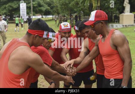 Concurrents péruvien cheer sur avant leur test d'aptitude physique au cours de la compétition, Fuerzas Comando 16 juillet 2018, à Calzada de Amador, le Panama. Les 17 pays participants de Fuerzas Comando, effectuer le premier événement de la compétition. Ils ont effectué une minute de push-ups, une minute de sit ups, ups et tirez une minute quatre mile run. Fuerzas Comando est une multinationale annuel forces opérationnelles spéciales compétences concours parrainé par le Commandement Sud des États-Unis et a accueilli cette année par le ministère de la Sécurité publique, au Panama. Grâce à une compétition amicale, cet exercice favorise l'i Banque D'Images