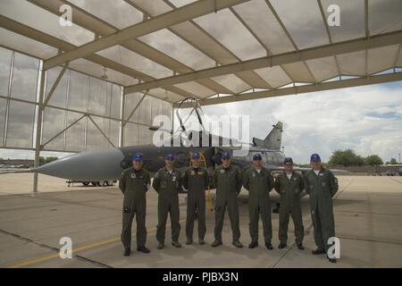 La Force aérienne colombienne Brig. Le général Pablo Garcia, commandant du Commandement de combat aérien 1, et 12e Air Force (Forces de l'Air sud) agents de liaison nation partenaire prendre une photo de groupe devant le chasseur Kfir colombienne la base aérienne Davis-Monthan Air Force Base, en Arizona, le 7 juillet 2018. L'Armée de l'air colombienne seront formés avec l'Arizona Air National Guard's 162e Escadre et de la base aérienne Davis-Monthan AFB's 354e Escadron de chasse en préparation de drapeau rouge 18-3. Banque D'Images