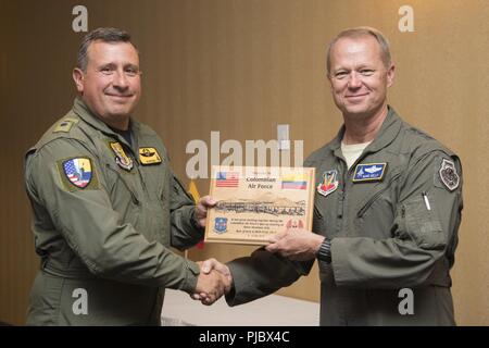 La Force aérienne colombienne Brig. Le général Pablo Garcia, commandant du Commandement de combat aérien 1, est présenté avec une plaque de l'US Air Force par le Lieutenant-général Mark Kelly, 12e armée de l'air (Air Forces sud) au commandant de la base aérienne Davis-Monthan Air Force Base, en Arizona, le 14 juillet 2018. Six Kfirs colombien des avions de chasse de l'Escadron de Combat No 111, est arrivé à former avec la 162e Escadre, F-16s en préparation de drapeau rouge 18-3. Banque D'Images