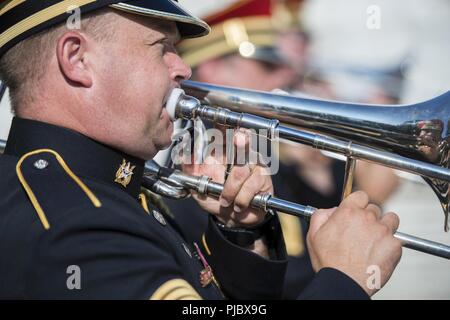 Membre de la U.S. Army Band, 'Wolverine', l'hymne national américain joue à l'appui de tous les honneurs de l'Armée de terre Wreath-Laying sur la Tombe du Soldat inconnu au cimetière national d'Arlington, Arlington, Virginie, le 16 juillet 2018. Cette cérémonie était en l'honneur du 74ème anniversaire de la libération de Guam, la bataille pour les îles Mariannes du Nord, et la guerre dans le Pacifique. Irene Sgambelluri Beruan, une survivante de l'occupation de l'île durant la Seconde Guerre mondiale, Madeleine Bordallo Membre du Congrès de Guam ; et M. Gregorio Sablan des îles Mariannes du Nord mis à la guirlande. Banque D'Images