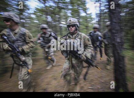 Les soldats de la Garde nationale de l'Armée américaine à partir de la Compagnie Bravo, 1er Bataillon, 114e d'infanterie (Air Assault) de tendre vers un objectif au cours d'une mission de formation de l'assaut aérien sur Joint Base McGuire-Dix-Lakehurst, N.J., le 16 juillet 2018. Banque D'Images