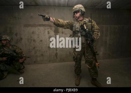 Les soldats de la Garde nationale de l'Armée américaine à partir de la Compagnie Bravo, 1er Bataillon, 114e d'infanterie (Air Assault) sécurité d'un bâtiment au cours d'une mission de formation de l'assaut aérien sur Joint Base McGuire-Dix-Lakehurst, N.J., le 16 juillet 2018. Banque D'Images