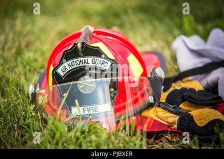 Les pompiers affectés au 139e Fire Services d'urgence, Missouri Air National Guard, participer à un exercice de tir réel d'aéronefs à Offutt Air Force Base, Neb., 16 juillet 2018. Les civils et les aviateurs mener cette formation chaque année pour parfaire leurs compétences. Banque D'Images