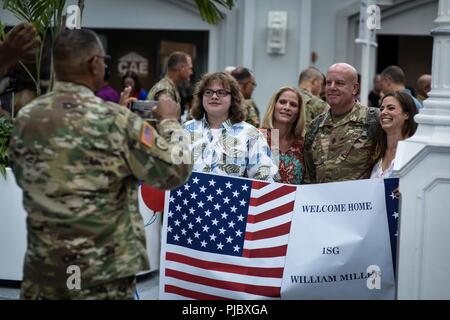 Des soldats américains de la Caroline du Sud de l'Army National Guard attaque 1-151 Bataillon de Reconnaissance et Det 1, la Société B, 2-238 Soutien général Aviation Battalion arrivent à la maison à Columbia, Caroline du Sud, le 13 juillet 2018 après leur déploiement d'une durée d'environ avec la 3e Brigade d'aviation de combat en Afghanistan. Banque D'Images