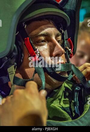 Le sergent d'artillerie. Jacob Campbell, sous-chef des opérations, des explosifs et munitions Section, Marine Corps Air Ground Combat Center, participe à un scénario de formation au cours de l'opération Bono à l'Aéroport International de Palm Springs, Californie, Palms Springs, le 12 juillet 2018. Le but de l'opération Bono est de fournir des possibilités de formation uniques pour les gouvernements fédéral, d'état et local, la sécurité publique des escadrons de la bombe et les équipes de neutralisation des explosifs et munitions militaires, ainsi que des exercices facilite la formation et conçu pour les escadrons de la bombe d'employer leurs tactiques tout en fonctionnant dans le domaine de l'aviation, dans et autour de la PSP Banque D'Images