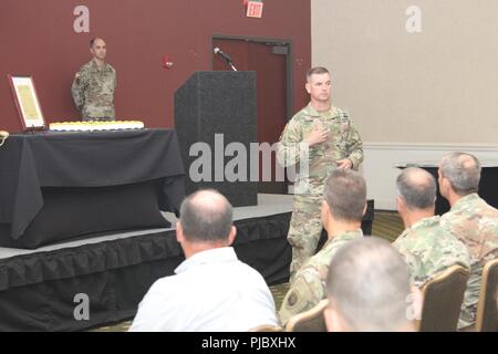 Le brig. Le général K. Todd Royar, commandant par intérim de la 101st Airborne Division, adresses des soldats au cours de la célébration du 100e de l'adjudant service dans l'armée le 9 juillet à l'Cole Park communes Centre de conférence Fort Campbell. "Merci pour ce que vous faites sur une base quotidienne, indépendamment de ce que vous êtes dans l'unité, parce qu'à la fin de son toutes une équipe et un combat." Banque D'Images