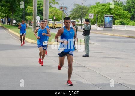 La ville de Panamá, Panamá-Una vez finalizaron los eventos inaugurales de "Fuerzas Comando Panamá 2018", las 17 delegaciones se dirigieron un su primera competencia en Calzada de Amador, Panama City, Panama, Lunes 16 de julio. Los participantes realizaron la prueba grupal de habilidad física, compuesta de presiones de brazo, sentadillas y barra, cada una de ellas por un minuto, finalizando con una carrera de millas 4. Fuerzas Comando es una competencia anuel multinacional de habilidades donde las fuerzas especiales de operacionales Patrocinado por el Comando sur de los Estados Unidos y auspiciado est Banque D'Images