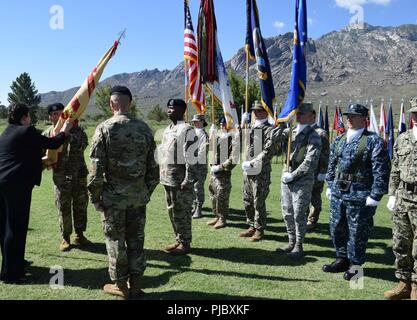 Le colonel Christopher Ward reçoit les couleurs de Brenda Lee McCullough, Directeur, Gestion de l'Installation de l'armée américaine, la préparation de commande, indiquant de son nouveau rôle en tant que commandant de garnison à White Sands Missile Range. Banque D'Images