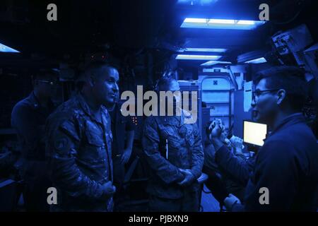 Le Capitaine de vaisseau chilien Jorge Keitel, un conseiller spécial avec le Groupe de travail air-sol marin - région Sud, et le colonel des marines américain Michael H. Oppenheim, commandant du SPMAGTF-SC, parler avec U.S. Navy Maître de 2e classe Henry Rodriguez, un spécialiste des opérations avec l'USS Gunston Hall (LSD 44), au cours d'une visite de l'équipage du centre d'information de combat, le 14 juillet 2018. La visite a été donnée aux dirigeants de l'SPMAGTF-SC à donner une meilleure compréhension de l'Gunston Hall. Les Marines et les marins d'SPMAGTF-SC mènent la coopération de sécurité et de formation eng Banque D'Images