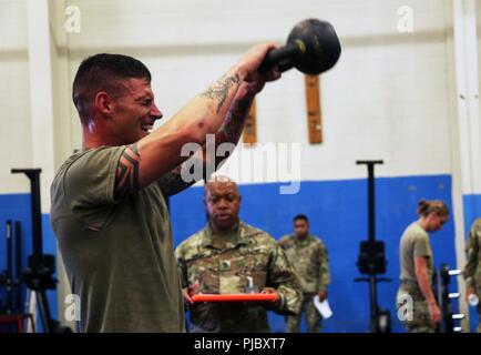 Le Sgt. 1re classe Matthew Sanders de commande des cadets de l'Armée participe à l'événement mystère intitulé "La 300", Fort Gordon, la Géorgie, le 16 juillet 2018. Le concours récompense Meilleur Guerrier TRADOC sous-officiers et soldats qui font preuve d'engagement à l'Armée de valeurs, incarnent l'Ethos guerrier, et représentent la force de l'avenir en les testant avec des évaluations de la condition physique, des examens écrits, des simulations de combat en zone urbaine, et d'autres tâches et d'exercices de combat guerrier. Banque D'Images