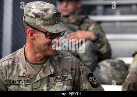 Le Sgt. 1re classe Matthew Sanders de l'armée américaine commande cadets parle à ses adversaires au cours de la gamme d'activité pour le meilleur guerrier TRADOC Fort Gordon, la concurrence, la Géorgie, le 17 juillet 2018. Le concours récompense Meilleur Guerrier TRADOC sous-officiers et soldats qui font preuve d'engagement à l'Armée de valeurs, incarnent l'Ethos guerrier, et représentent la force de l'avenir en les testant avec des évaluations de la condition physique, des examens écrits, des simulations de combat en zone urbaine, et d'autres tâches et d'exercices de combat guerrier. Banque D'Images