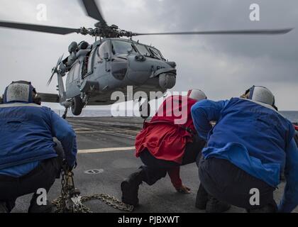 Océan Pacifique (16 juillet 2018), les marins de l'air affecté au ministère de l'cruiser lance-missiles USS Lake Champlain (CG 57) conduite des opérations de vol dans le poste de pilotage dans l'océan Pacifique, au cours de Rim of the Pacific (RIMPAC), le 16 juillet. Vingt-cinq nations, 45 navires et 5 sous-marins, et d'environ 200 avions et 25 000 hommes participent de l'exercice RIMPAC 2008 du 27 juin au 2 août dans et autour des îles Hawaï et la Californie du Sud. Le plus grand exercice maritime international RIMPAC, fournit une formation unique tout en favorisant le maintien de relations de coopération et de Banque D'Images