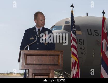 Le colonel Halsey Burks, 15e Escadre, donne l'ouverture de commentaires durant la 15e Groupe Maintenance cérémonie de passation de commandement, d'une base commune Pearl Harbor-Hickam, New York, le 16 juillet 2018. L'MXG prend en charge 31 station d'accueil pour les avions de transport aérien mondial répondre global strike, théâtre et les exigences de la mission de sécurité et fournit des services de soutien à plus de 7 200 avions alliés et mixte en transit à travers champ Hickam chaque année. Banque D'Images