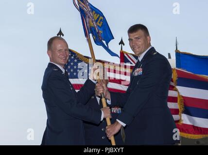 Le colonel Halsey Burks, 15e Escadre, mains le 15e Groupe d'entretien d'un drapeau au colonel Dominic Clementz, 15e commandant MXG, au cours d'une cérémonie de passation de commandement, d'une base commune Pearl Harbor-Hickam, New York, le 16 juillet 2018. L'MXG prend en charge 31 station d'accueil pour les avions de transport aérien mondial répondre global strike, théâtre et les exigences de la mission de sécurité et fournit des services de soutien à plus de 7 200 avions alliés et mixte en transit à travers champ Hickam chaque année. Banque D'Images