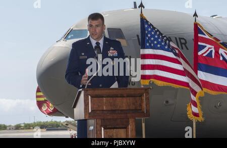 Le colonel Dominic Clementz, 15e Groupe d'entretien, le commandant donne l'allocution de clôture au cours de la cérémonie de passation de commandement MXG, Joint Base Harbor-Hickam Pearl, Washington, 16 juillet 2018. L'MXG prend en charge 31 station d'accueil pour les avions de transport aérien mondial répondre global strike, théâtre et les exigences de la mission de sécurité et fournit des services de soutien à plus de 7 200 avions alliés et mixte en transit à travers champ Hickam chaque année. Banque D'Images