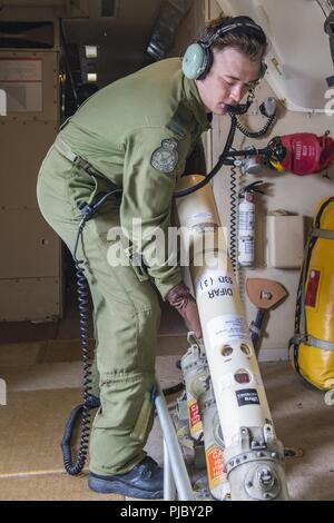 Océan Pacifique (16 juillet 2018) Royal Canadian Air Force Le Cpl. Sam O'Neill, un opérateur de détecteurs électroniques aéroportés (OP DEA) déploie un SSQ-53D Sono-Buoy passive d'un Aurora canadien (CP 140), dans le cadre d'un scénario de chasse aux sous-marins au cours de l'exercice Rim of the Pacific (RIMPAC), le 15 juillet. Vingt-cinq nations, 46 navires, 5 sous-marins, environ 200 avions et 25 000 personnes participent à l'EXERCICE RIMPAC du 27 juin au 2 août dans et autour des îles Hawaï et la Californie du Sud. Le plus grand exercice maritime international RIMPAC, fournit une formation unique whil Banque D'Images