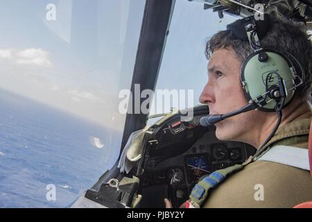 Océan Pacifique (16 juillet 2018) Royal Canadian Air Force Pilote, le capitaine Mathew Cormie vole un Aurora canadien (CP 140), dans le cadre d'un scénario de chasse aux sous-marins au cours de l'exercice Rim of the Pacific (RIMPAC), le 15 juillet. Vingt-cinq nations, 46 navires, 5 sous-marins, environ 200 avions et 25 000 personnes participent à l'EXERCICE RIMPAC du 27 juin au 2 août dans et autour des îles Hawaï et la Californie du Sud. Le plus grand exercice maritime international RIMPAC, fournit une formation unique alors que la promotion et le soutien de relations de coopération entre les participants cri Banque D'Images