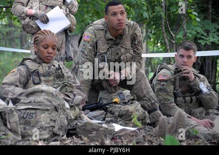 1er lieutenant Zachary Bregovi (droite), affecté à la 18e Brigade de police militaire, Sgt. Xavier Perkins (milieu), affecté à la 16e Brigade de maintien en puissance, le Sgt. Shuntaneque Greenwald (à gauche), affectés à la brigade de l'OTAN de l'armée américaine, l'écoute d'une mise en situation au cours de la brève lane 2018 Théâtre 21e concours meilleur guerrier commande Soutien 10 Juillet, 2018 à Baumholder, Allemagne. Au cours de l'exercice, les concurrents naviguent un dispositif explosif de segment, être en mesure d'identifier différentes munitions, démontrer les techniques de délimitation plus de 100 mètres, et d'interagir avec des membres du personnel des médias. # 21BWC18 # FirstInSup Banque D'Images
