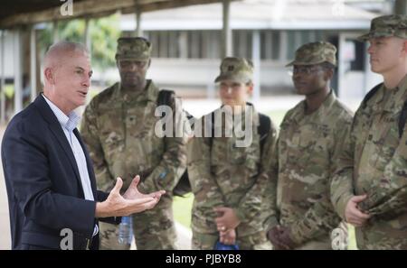 Le brig. Le général Eugene J. LeBoeuf, commandant général de l'Afrique de l'armée américaine, les soldats visites qui participent à l'exercice d'entraînement de préparation médicale (MEDRETE) à l'hôpital militaire 37 18 juillet 2018 à Accra au Ghana dans le cadre d'Accord 2018. UA18 est un Ghana Armed Forces & Afrique de l'armée américaine ont accueilli l'exercice composé de quatre combinés, composants de joint : un exercice programmé (CPX), champ d'entraînement (FTX), Jungle Warfare School (JWS) et préparation à l'exercice de formation médicale (MEDRETE). Banque D'Images