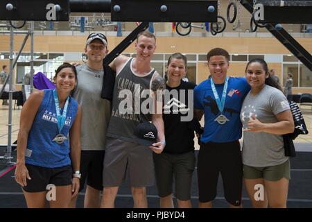 Les trois meilleurs participants de l'hommes et les groupes de femmes se réunissent pour une photo après l'ensemble de base de l'événement guerrier Alpha à la base aérienne de Spangdahlem, en Allemagne, Juillet 16, 2018. À la fin de l'Alpha Warrior's meet and greet d', il y aura un concours régional guerrier Alpha tenue en septembre. Banque D'Images