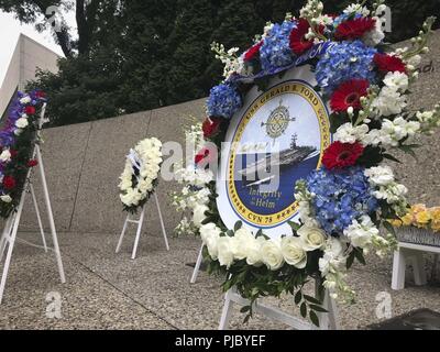 GRAND RAPIDS, Michigan (14 juillet 2018) portant une couronne de l'USS Gerald R. Ford (CVN 78) crest est placé à Gerald et Betty Ford's tomb en l'honneur de l'anniversaire de l'ancien président. Ford marins ont été à Grand Rapids honorant leur homonyme du navire Président Gerald R. Ford, pour ce qu'aurait été son 105e anniversaire. Banque D'Images