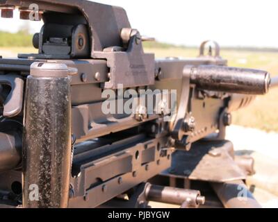 Une mitrailleuse M2 fixe prêt à faire feu au cours de l'opération d'acier froid II, organisé par l'armée américaine des affaires civiles et de la commande d'opération psychologique (Airborne) at Joint Base McGuire-Dix-Lakehurt, N.J., le 12 juillet 2018. L'acier froid fonctionnement est l'armée américaine Réserver's armes collectives qualification et validation afin de s'assurer de l'Armée de l'Amérique et les soldats sont formés et prêts à se déployer à court préavis dans le cadre de prêt Force X et prêt au combat et la puissance de feu meurtrière à l'appui de l'armée et nos partenaires n'importe où dans le monde. Banque D'Images