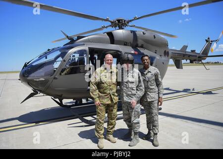 De gauche à droite : Le lieutenant-colonel de l'armée américaine Kenneth J. Walsh, la Garde nationale du Colorado et de soutien de l'aviation de l'armée, commandant de l'U.S. Air Force Colonel Troy Endicott, commandant de l'Escadre de l'Espace 460e et chef Master Sgt. Tamar Dennis, 460e SW commande entrant chef, se tenir en face d'un hélicoptère UH-72 Lakota 13 juillet 2018, sur Buckley Air Force Base, Colorado. Endicott et Dennis a reçu une incitation tournées et de vol de l'AFB. généraux Buckley Banque D'Images