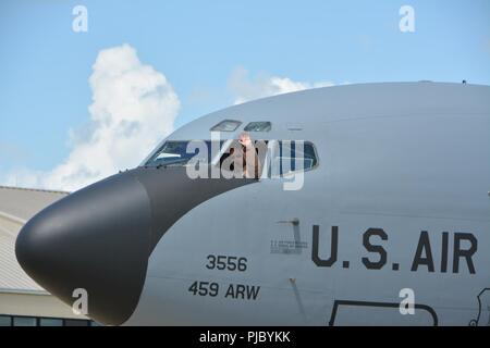 Le Lieutenant-colonel de l'US Air Force Ben Evans, un projet pilote avec le 465e Escadron de ravitaillement en vol à la Tinker Air Force Base, en Oklahoma, les vagues du cockpit d'un avion KC-135R Stratotanker au retour d'un déploiement de la base aérienne d'Incirlik, en Turquie le 5 juillet 2018. Plus de 100 citoyens de la réserve marine 507e Escadre de ravitaillement en vol à la Tinker AFB déployés sur la base aérienne d'Incirlik, en Turquie, à l'appui des opérations aériennes. Banque D'Images