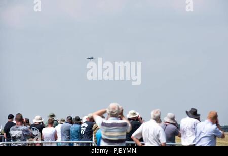 Une foule d'air show vous regardez comme le F-35A Lightning II arrive pour un débit élevé de transmettre à l'assemblée annuelle de l'Royal International Air Tattoo, 13 juillet 2018 à la Royal Air Force Fairford, Angleterre. Plus de 150 000 personnes de partout au monde ont assisté à l'événement de trois jours. Banque D'Images