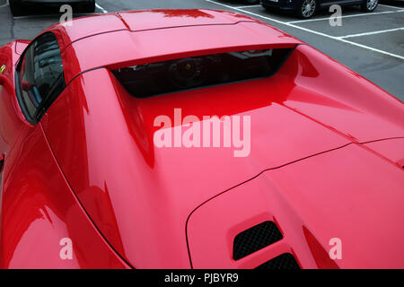 Vue arrière de la fenêtre arrière et d'un hard-top rétractable de l'espace sur un rouge Ferrari 458 Spider dans Supercar Bawtry, Yorkshire, Angleterre Banque D'Images