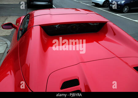 Vue arrière de la fenêtre arrière et d'un hard-top rétractable de l'espace sur un rouge Ferrari 458 Spider dans Supercar Bawtry, Yorkshire, Angleterre Banque D'Images