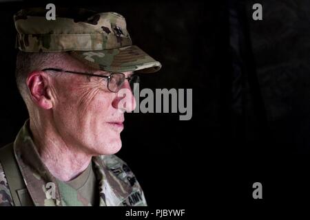 FORT HUNTER LIGGETT-- Réserve de l'armée américaine, le général A. Ray Image visites diverses unités au cours de la 91e Division de formation Soutien au combat de l'exercice de formation sur Ft. Hunter Liggett, Californie, le 17 juillet 2018. L'CSTX 91-18-01 assure America's Army les unités de la Réserve sont formés pour déployer ce qui porte capable, aptes au combat, et la puissance de feu meurtrière à l'appui de l'armée et nos partenaires n'importe où dans le monde. Banque D'Images