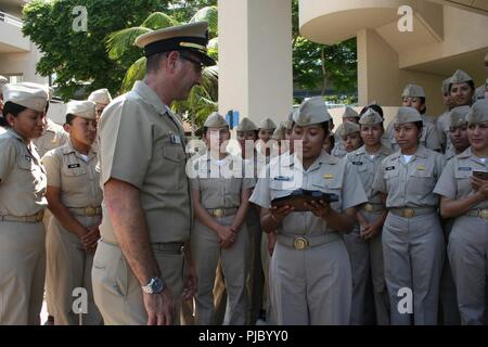 SAN DIEGO, Californie (6 juillet 2018) une infirmière de la marine mexicaine Cadet remet une plaque au Capt Joel Roos, commandant, Naval Medical Center San Diego (NMCSD), en signe d'appréciation pour l'accueil de plus de 80 Cadets à trois pour une heure d'échange médical à NMCSD. Banque D'Images