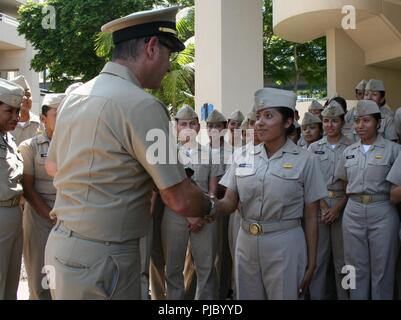 SAN DIEGO, Californie (6 juillet 2018) Un cadet de la marine mexicaine, serre la main avec le Capt Joel Roos, commandant, Naval Medical Center San Diego (NMCSD), après avoir présenté une plaque avec lui en signe d'appréciation pour l'accueil de plus de 80 Cadets à NMCSD pour trois heures d'échange médical. Banque D'Images