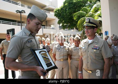 SAN DIEGO, Californie (6 juillet 2018) Un cadet de la marine mexicaine lit une plaque spéciale avant de le présenter au capitaine Joel Roos, commandant, Naval Medical Center San Diego (NMCSD), en signe d'appréciation pour l'accueil de plus de 80 Cadets à NMCSD pour trois heures d'échange médical. Banque D'Images