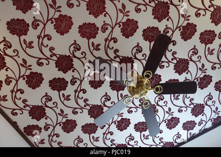 À la recherche jusqu'au ventilateur de plafond sur l'intérieur de pub à Retford, Yorkshire Banque D'Images